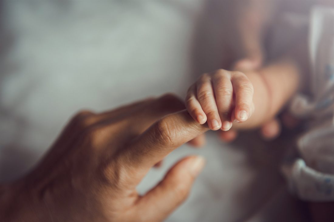 Hand h&auml;lt Babyhand